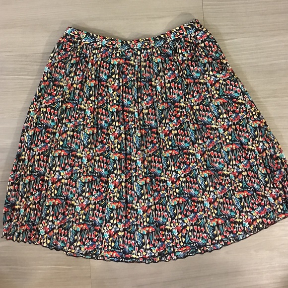 Tulip-printed pleated skirt
