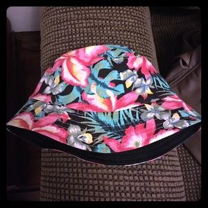Reversible bucket hat