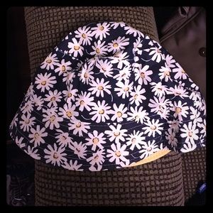 Reversible bucket hat