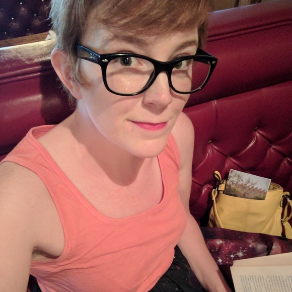 Meet your Posher, Lyndsay - Picture 2 of 2