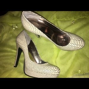 💫 Adorable Calvin Klein snakeskin heels 💫