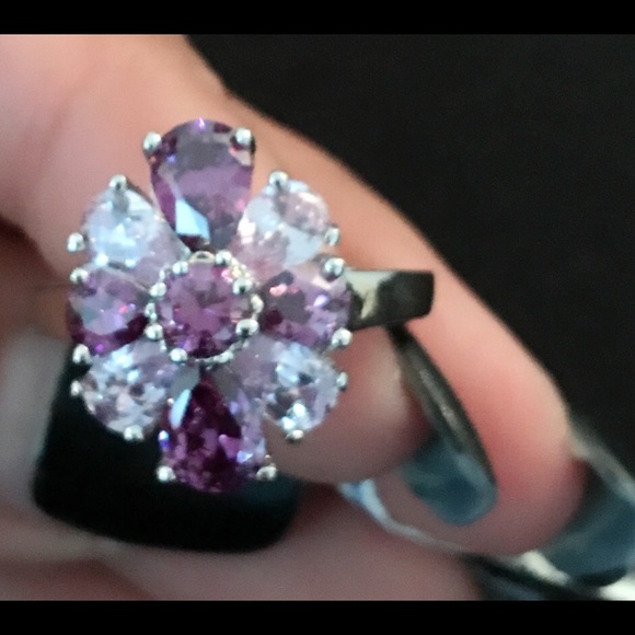 Beautiful ring - Picture 2 of 3