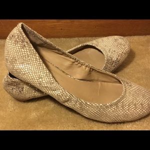 Jessica Simpson shiny flats silver/white Sz 8.5.