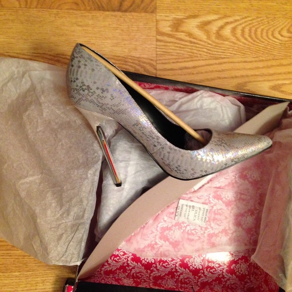 Privileged Shimmer Silver AB Scales/Snake Pump