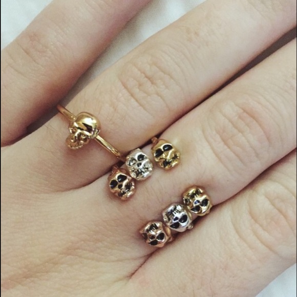 Solitaire skull ring - Picture 2 of 2