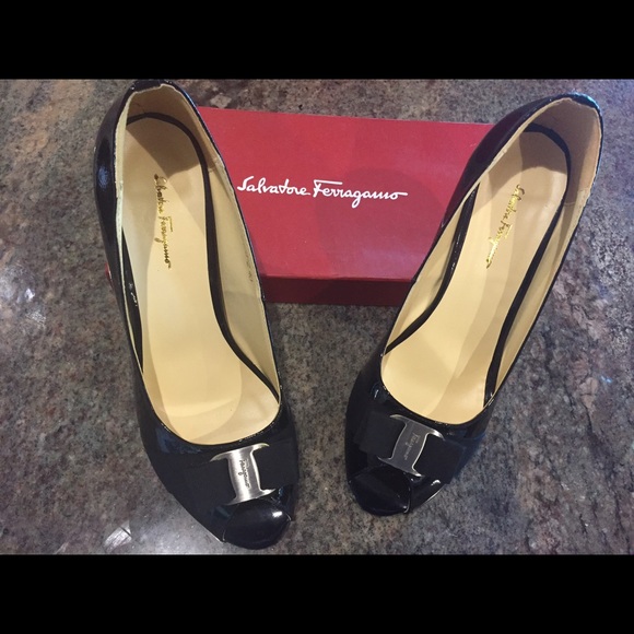 Salvador ferragamo peep toe size 40