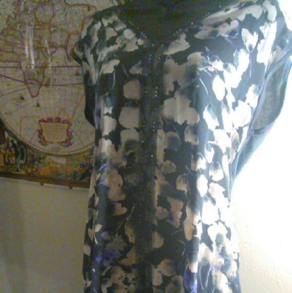 Simply Vera floral button up sleeveless blouse