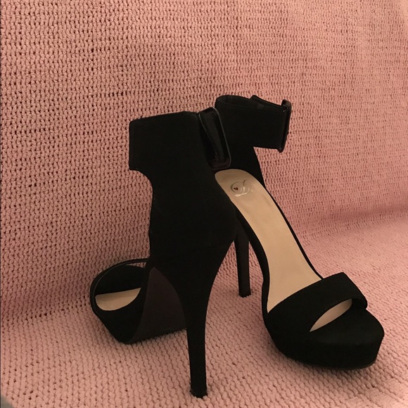 BLACK HEELS - Picture 2 of 4