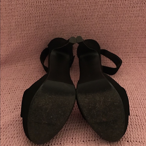 BLACK HEELS - Picture 3 of 4