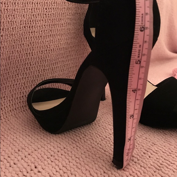 BLACK HEELS - Picture 4 of 4