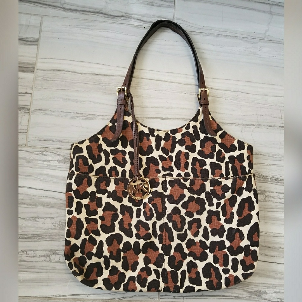 Michael Kors Shoulder Bag.