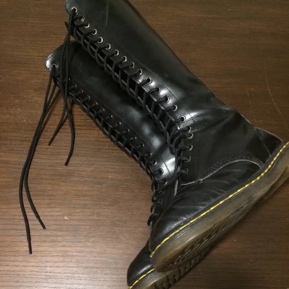 Dr. Martens Shoes - Dr martens black 20 eye lace up boots women's sz 7