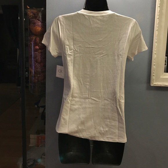 Calvin Klein white/black t shirt. BNWT. 32$ - Picture 2 of 4