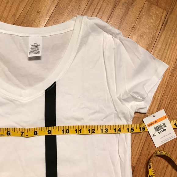 Calvin Klein white/black t shirt. BNWT. 32$ - Picture 4 of 4