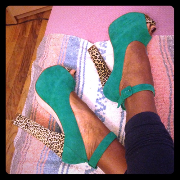 Luichiny Shoes - THIS WEEKEND ONLY SALE! Peep toe platform heels