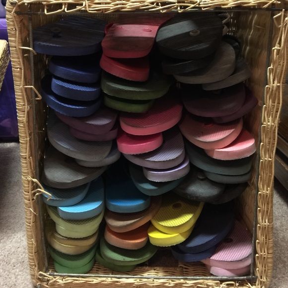 30 pairs of old navy flip flops