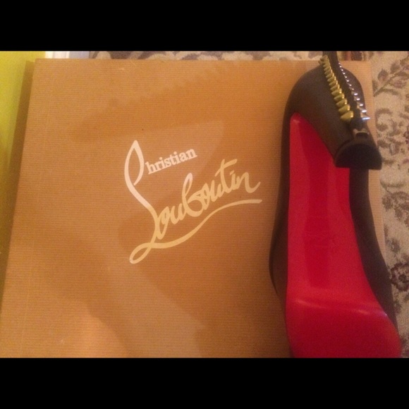 Christian Louboutin - Picture 2 of 3