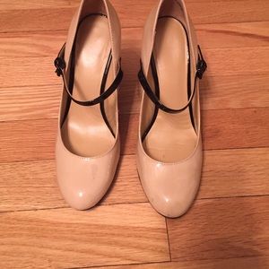 Nine West Patent leather nude/black size 5 heels