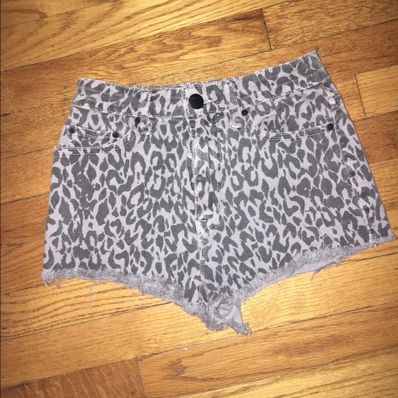 Grey cheetah print jean shorts - Picture 1 of 3