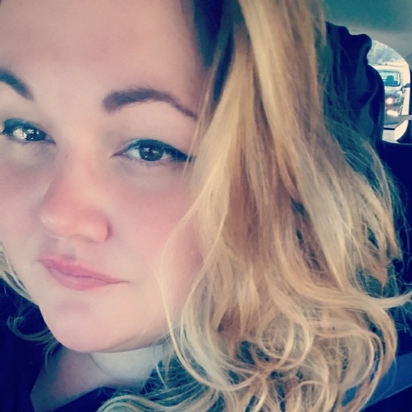 Meet your Posher, Caitlin - Picture 2 of 2