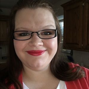 Meet your Posher, Lara