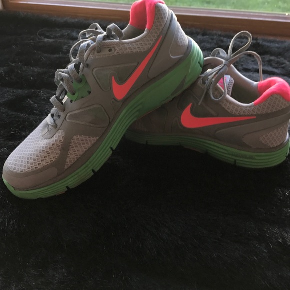 Nike Tennis Shoes