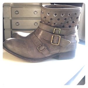 Hinge boots