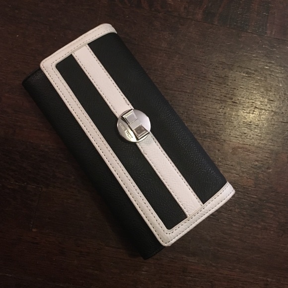 Nine West wallet... cute... only used once
