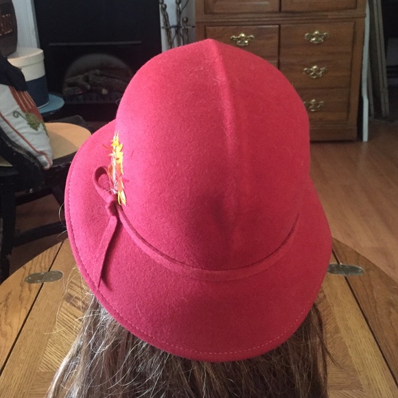 Vintage Red Wool Hat w Feather - Picture 3 of 4