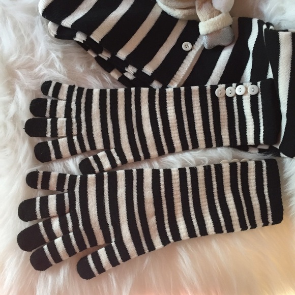 NWOT Xhilaration Blk & Wt Stripe Scarf & Glove Set - Picture 3 of 3