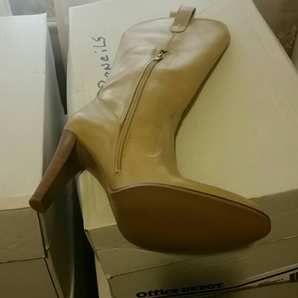 Boots from poshmark never worn beautiful  for a fa