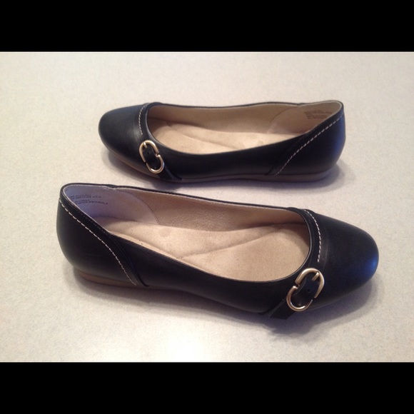 New G.H. Bass Black Leather Flats w/ Gold Buckle - Picture 1 of 1