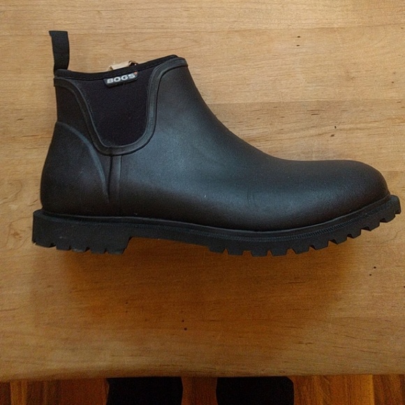 SALE!!! (NWOT) Men's rain boots by Bogs - size 11