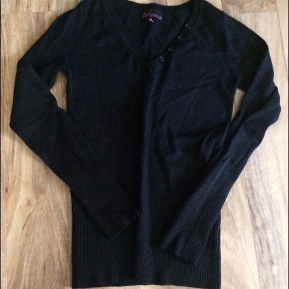 Takeout BlackSweater with Buttons at Neck