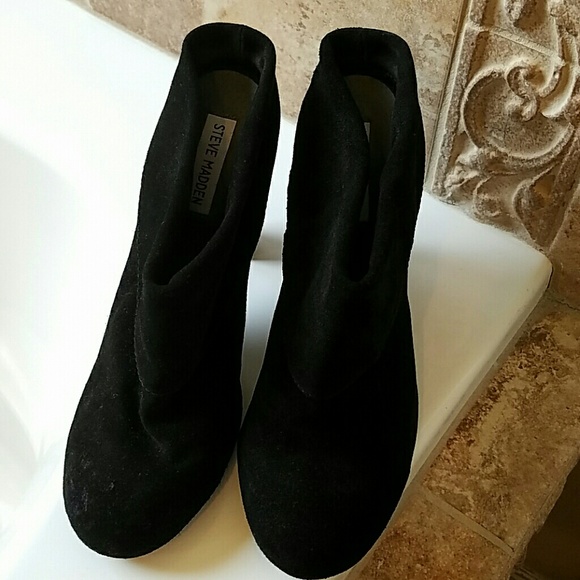 Steve Madden Black Suede Ankle Cuffed Boot - Picture 4 of 4