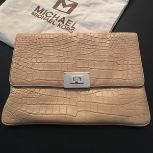 MICHAEL KORS beige w/ silver hardware giant clutch