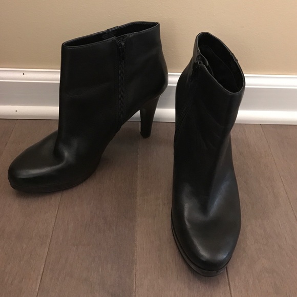 Nine West platform bootie in black size 8 1/2.
