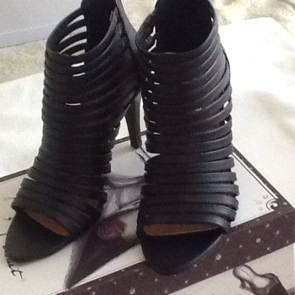 Nine West caged heel never worn