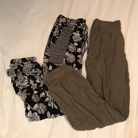 2 pairs of American Eagle pants
