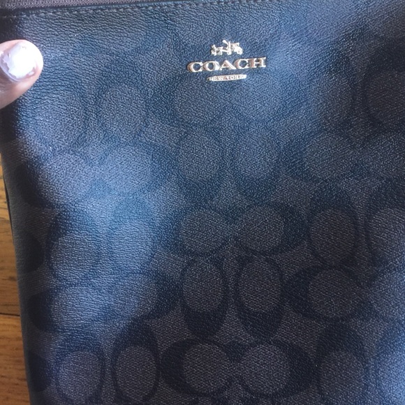 Authentic Coach purse like new, classic design - Picture 2 of 4
