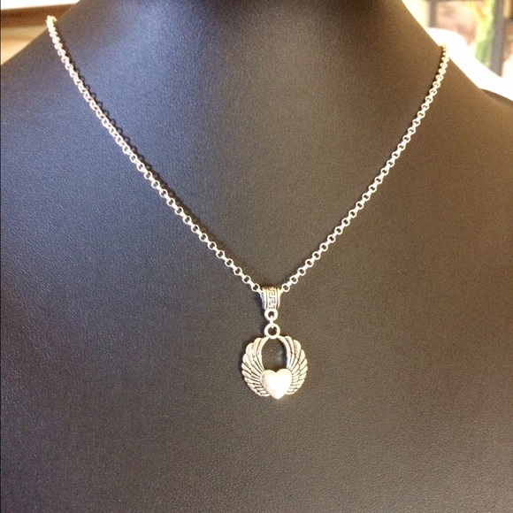Jewelry - Angel heart silver necklace