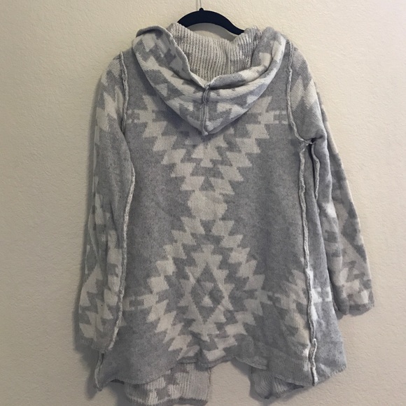 Open grey and white patterned hooded sweater - Picture 2 of 3