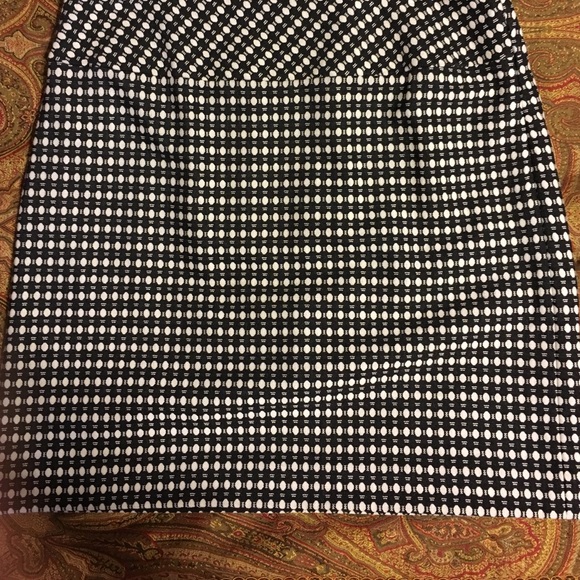 EUC Loft black and white stretchy skirt
