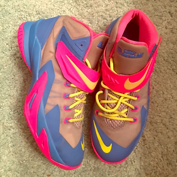 Nike Lebron's basketball shoes - Picture 1 of 1