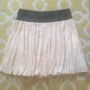 Pleated mini skirt with Leather band