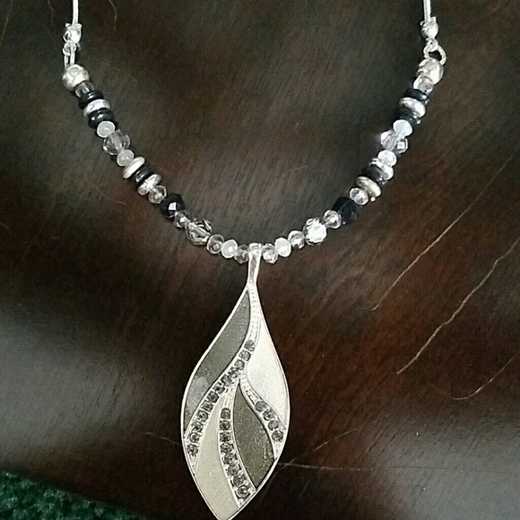 Pendent Necklace with matching earrings - Picture 2 of 3