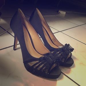 black peep toed platform pumps 7M