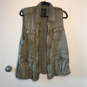 American Eagle green army cargo vest