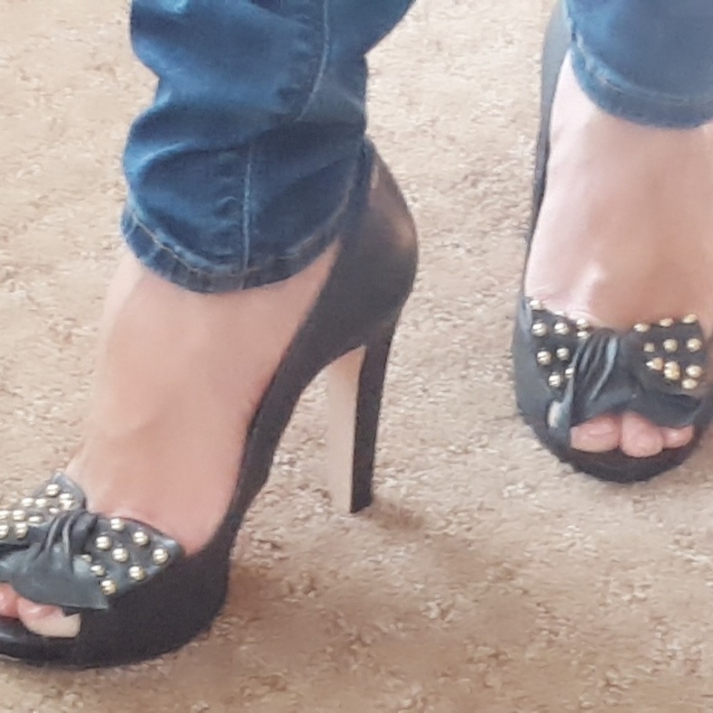 HEELS - Picture 2 of 4