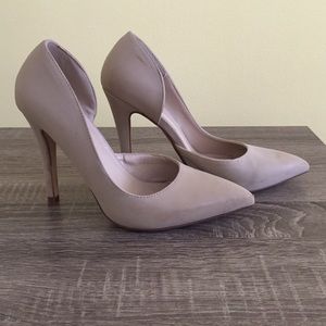 Nude pumps